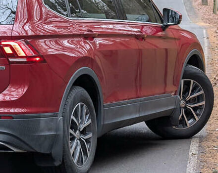 Червоний Фольксваген Tiguan Allspace, об'ємом двигуна 2 л та пробігом 198 тис. км за 16499 $, фото 6 на Automoto.ua