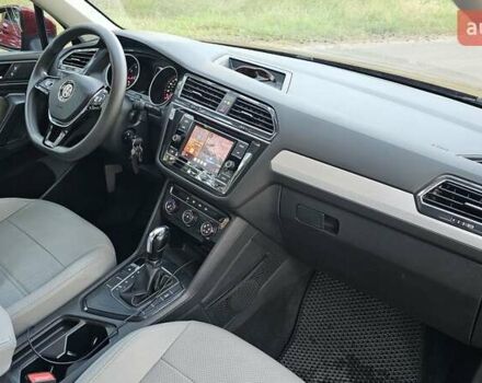 Червоний Фольксваген Tiguan Allspace, об'ємом двигуна 1.98 л та пробігом 139 тис. км за 19100 $, фото 11 на Automoto.ua