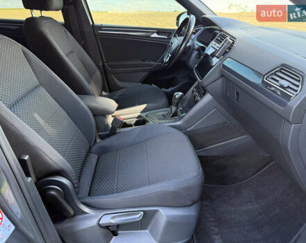 Сірий Фольксваген Tiguan Allspace, об'ємом двигуна 2 л та пробігом 189 тис. км за 27950 $, фото 67 на Automoto.ua
