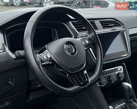 Сірий Фольксваген Tiguan Allspace, об'ємом двигуна 2 л та пробігом 204 тис. км за 29070 $, фото 27 на Automoto.ua