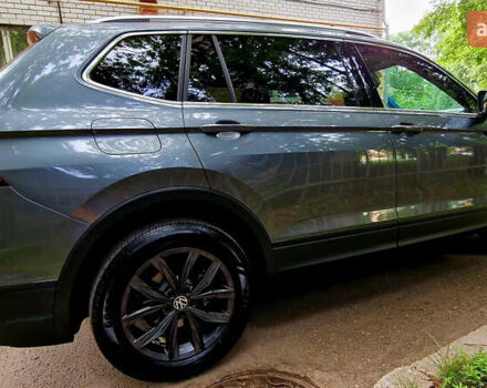 Серый Фольксваген Tiguan Allspace, объемом двигателя 2 л и пробегом 80 тыс. км за 21500 $, фото 5 на Automoto.ua