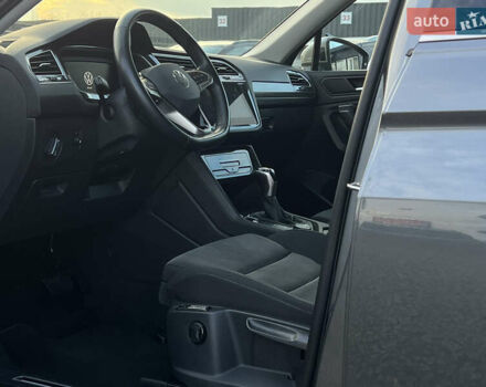 Серый Фольксваген Tiguan Allspace, объемом двигателя 2 л и пробегом 172 тыс. км за 34814 $, фото 29 на Automoto.ua