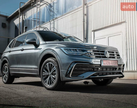 Сірий Фольксваген Tiguan Allspace, об'ємом двигуна 2 л та пробігом 4 тис. км за 28500 $, фото 2 на Automoto.ua