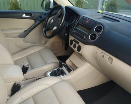 Білий Фольксваген Тігуан, об'ємом двигуна 2 л та пробігом 322 тис. км за 10500 $, фото 4 на Automoto.ua