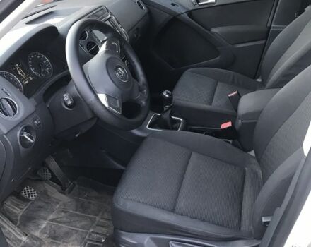 Білий Фольксваген Тігуан, об'ємом двигуна 2 л та пробігом 125 тис. км за 10000 $, фото 7 на Automoto.ua