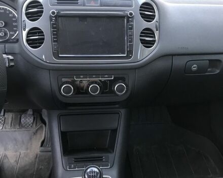 Білий Фольксваген Тігуан, об'ємом двигуна 2 л та пробігом 125 тис. км за 10000 $, фото 4 на Automoto.ua