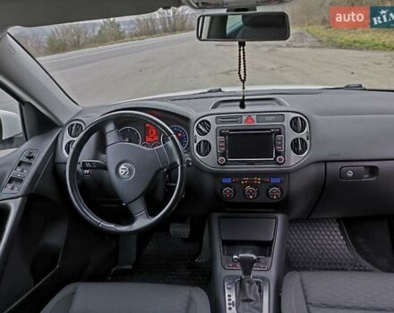 Білий Фольксваген Тігуан, об'ємом двигуна 1.97 л та пробігом 140 тис. км за 12000 $, фото 36 на Automoto.ua