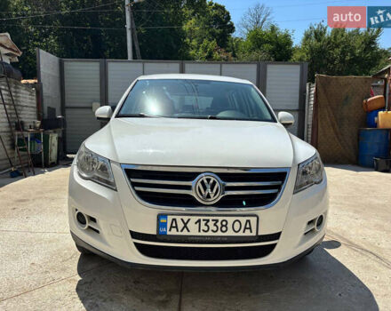 Білий Фольксваген Тігуан, об'ємом двигуна 2 л та пробігом 184 тис. км за 10000 $, фото 1 на Automoto.ua