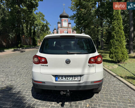 Білий Фольксваген Тігуан, об'ємом двигуна 2 л та пробігом 271 тис. км за 11600 $, фото 4 на Automoto.ua