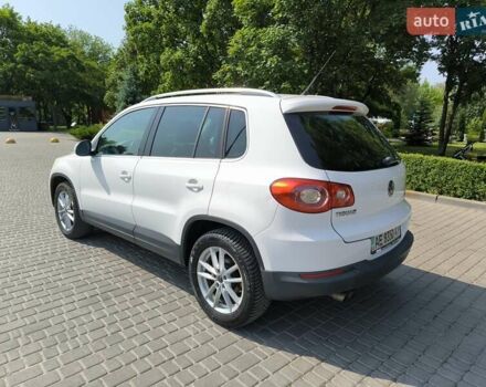 Белый Фольксваген Тигуан, объемом двигателя 2 л и пробегом 150 тыс. км за 10500 $, фото 7 на Automoto.ua