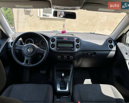 Білий Фольксваген Тігуан, об'ємом двигуна 2 л та пробігом 184 тис. км за 10000 $, фото 14 на Automoto.ua
