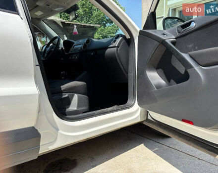 Білий Фольксваген Тігуан, об'ємом двигуна 2 л та пробігом 184 тис. км за 10000 $, фото 3 на Automoto.ua