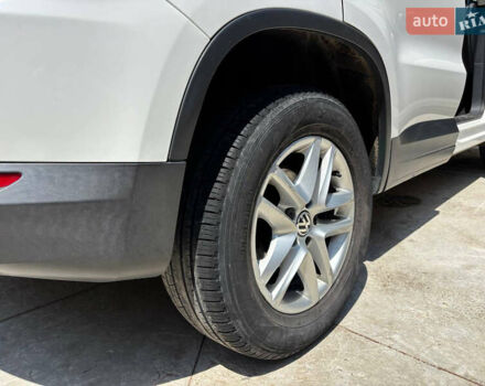 Білий Фольксваген Тігуан, об'ємом двигуна 2 л та пробігом 184 тис. км за 10000 $, фото 5 на Automoto.ua