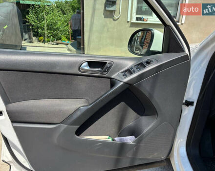 Білий Фольксваген Тігуан, об'ємом двигуна 2 л та пробігом 184 тис. км за 10000 $, фото 13 на Automoto.ua