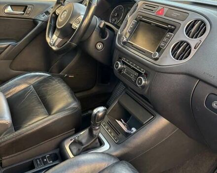 Білий Фольксваген Тігуан, об'ємом двигуна 2 л та пробігом 300 тис. км за 9800 $, фото 16 на Automoto.ua