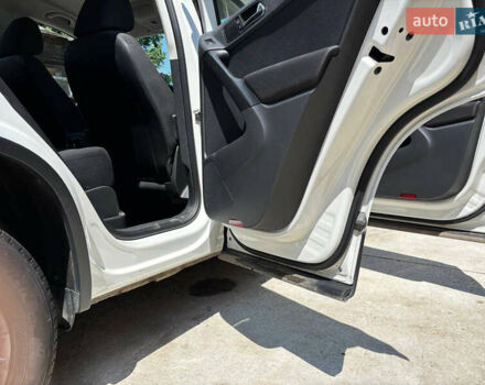 Білий Фольксваген Тігуан, об'ємом двигуна 2 л та пробігом 184 тис. км за 10000 $, фото 4 на Automoto.ua