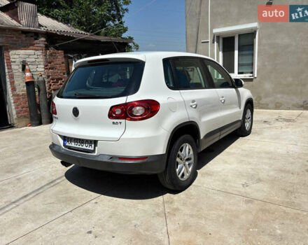 Білий Фольксваген Тігуан, об'ємом двигуна 2 л та пробігом 184 тис. км за 10000 $, фото 9 на Automoto.ua