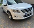 Білий Фольксваген Тігуан, об'ємом двигуна 2 л та пробігом 300 тис. км за 9800 $, фото 4 на Automoto.ua