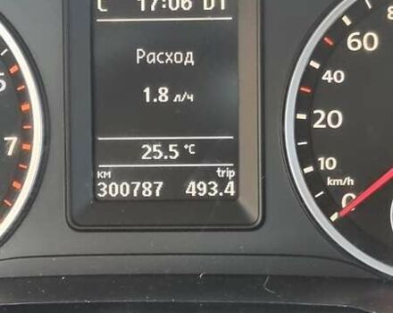 Білий Фольксваген Тігуан, об'ємом двигуна 2 л та пробігом 300 тис. км за 9800 $, фото 23 на Automoto.ua