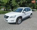 Белый Фольксваген Тигуан, объемом двигателя 2 л и пробегом 150 тыс. км за 10500 $, фото 1 на Automoto.ua