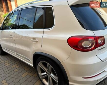 Білий Фольксваген Тігуан, об'ємом двигуна 2 л та пробігом 300 тис. км за 9800 $, фото 5 на Automoto.ua