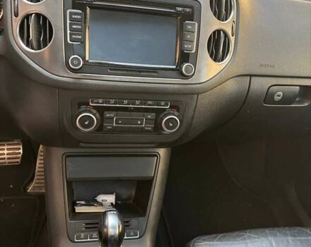 Білий Фольксваген Тігуан, об'ємом двигуна 2 л та пробігом 300 тис. км за 9800 $, фото 7 на Automoto.ua