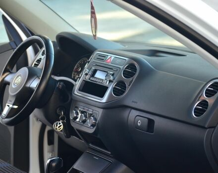 Белый Фольксваген Тигуан, объемом двигателя 2 л и пробегом 180 тыс. км за 11700 $, фото 4 на Automoto.ua