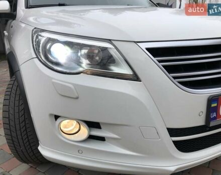 Білий Фольксваген Тігуан, об'ємом двигуна 2 л та пробігом 165 тис. км за 13600 $, фото 126 на Automoto.ua