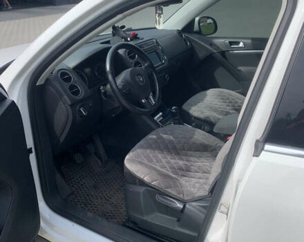 Білий Фольксваген Тігуан, об'ємом двигуна 2 л та пробігом 255 тис. км за 14700 $, фото 10 на Automoto.ua