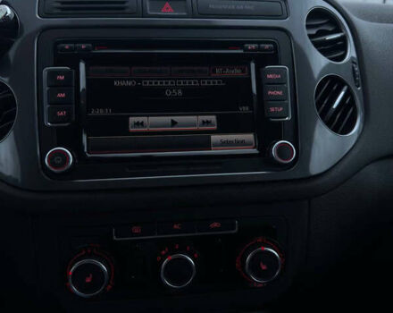 Білий Фольксваген Тігуан, об'ємом двигуна 2 л та пробігом 180 тис. км за 12000 $, фото 16 на Automoto.ua