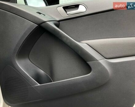 Білий Фольксваген Тігуан, об'ємом двигуна 2 л та пробігом 165 тис. км за 13600 $, фото 74 на Automoto.ua