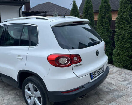 Фольксваген Тигуан 2011 в Вараш (Кузнецовск) на Automoto.ua Белый Фольксваген Тигуан, объемом двигателя 1.97 л и пробегом 221 тыс. км за 13000 $, фото 2 на Automoto.ua