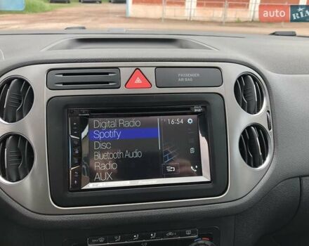 Білий Фольксваген Тігуан, об'ємом двигуна 2 л та пробігом 165 тис. км за 13600 $, фото 92 на Automoto.ua