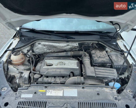Білий Фольксваген Тігуан, об'ємом двигуна 2 л та пробігом 180 тис. км за 12000 $, фото 15 на Automoto.ua