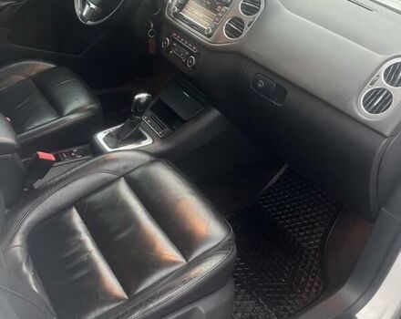 Білий Фольксваген Тігуан, об'ємом двигуна 2 л та пробігом 252 тис. км за 9990 $, фото 13 на Automoto.ua