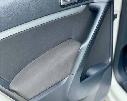 Белый Фольксваген Тигуан, объемом двигателя 2 л и пробегом 236 тыс. км за 12800 $, фото 13 на Automoto.ua