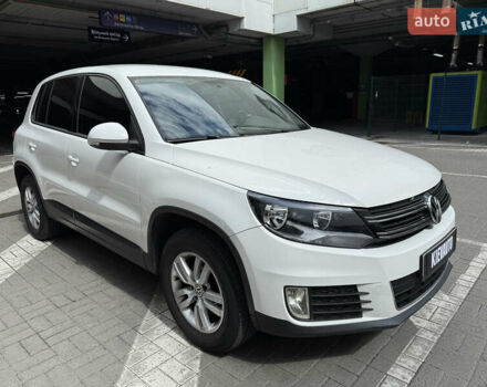 Белый Фольксваген Тигуан, объемом двигателя 2 л и пробегом 183 тыс. км за 11000 $, фото 2 на Automoto.ua