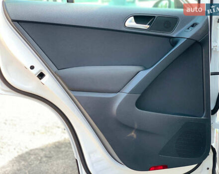 Білий Фольксваген Тігуан, об'ємом двигуна 2 л та пробігом 208 тис. км за 13890 $, фото 17 на Automoto.ua