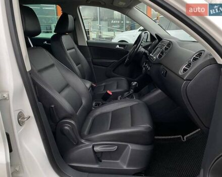 Білий Фольксваген Тігуан, об'ємом двигуна 2 л та пробігом 179 тис. км за 9900 $, фото 24 на Automoto.ua