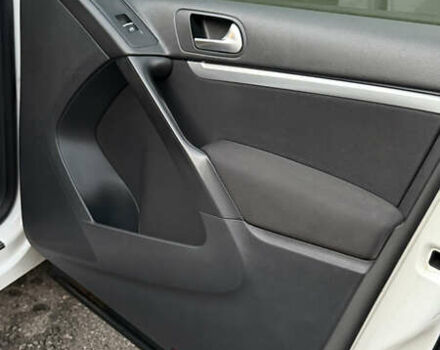 Білий Фольксваген Тігуан, об'ємом двигуна 2 л та пробігом 91 тис. км за 14900 $, фото 26 на Automoto.ua