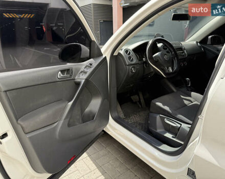 Белый Фольксваген Тигуан, объемом двигателя 2 л и пробегом 183 тыс. км за 11000 $, фото 8 на Automoto.ua