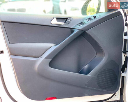 Білий Фольксваген Тігуан, об'ємом двигуна 2 л та пробігом 208 тис. км за 13890 $, фото 18 на Automoto.ua