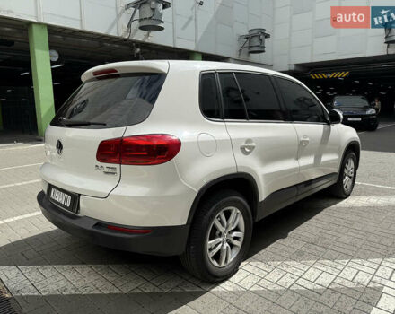 Белый Фольксваген Тигуан, объемом двигателя 2 л и пробегом 183 тыс. км за 11000 $, фото 4 на Automoto.ua