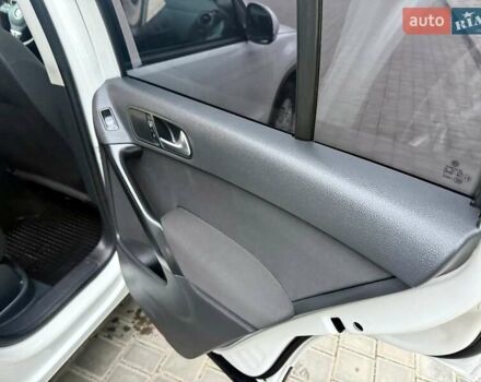 Белый Фольксваген Тигуан, объемом двигателя 1.98 л и пробегом 143 тыс. км за 9999 $, фото 14 на Automoto.ua