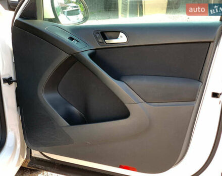 Білий Фольксваген Тігуан, об'ємом двигуна 2 л та пробігом 208 тис. км за 13890 $, фото 22 на Automoto.ua