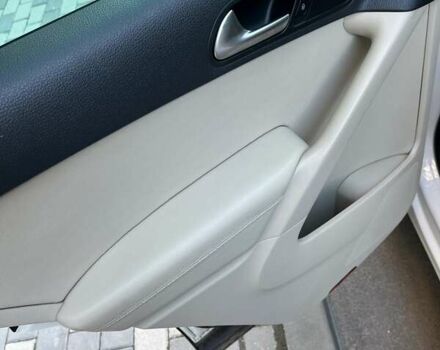 Білий Фольксваген Тігуан, об'ємом двигуна 2 л та пробігом 302 тис. км за 10500 $, фото 9 на Automoto.ua