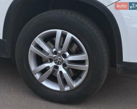 Білий Фольксваген Тігуан, об'ємом двигуна 2 л та пробігом 160 тис. км за 12200 $, фото 14 на Automoto.ua