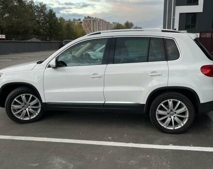 Білий Фольксваген Тігуан, об'ємом двигуна 2 л та пробігом 302 тис. км за 10500 $, фото 1 на Automoto.ua