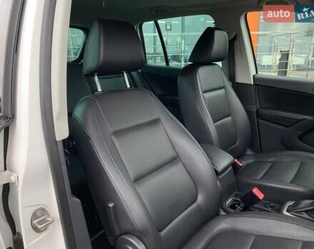 Білий Фольксваген Тігуан, об'ємом двигуна 2 л та пробігом 179 тис. км за 9900 $, фото 25 на Automoto.ua