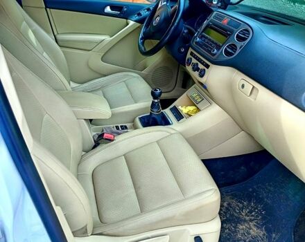 Білий Фольксваген Тігуан, об'ємом двигуна 2 л та пробігом 230 тис. км за 11000 $, фото 5 на Automoto.ua